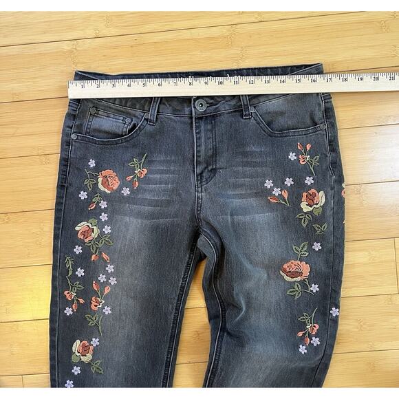 Indigo Threads Jeans SZ8 Frayed Hem, Embroidery Flowers Distressed Black Boho - Picture 5 of 9